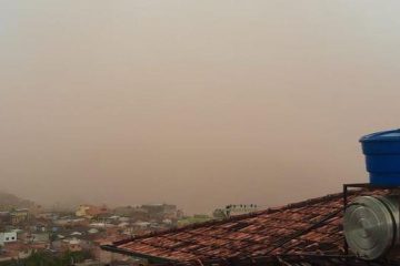 Tempestade de poeira e minério toma o céu de Itabira neste sábado