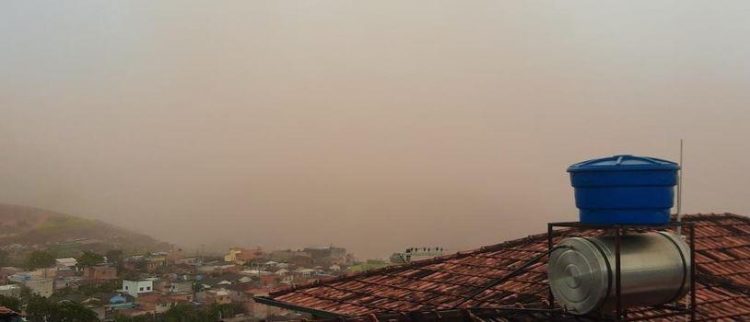 Tempestade de poeira e minério toma o céu de Itabira neste sábado