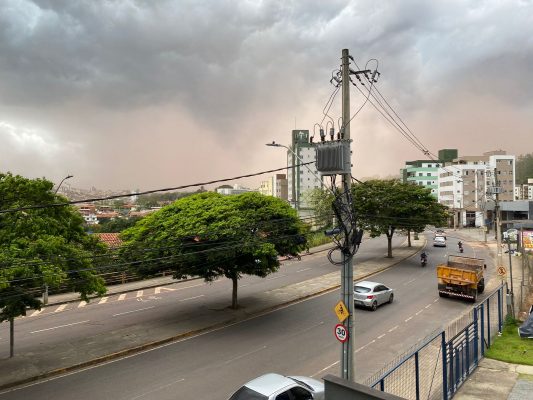 Tempestade de poeira e minério toma o céu de Itabira neste sábado
