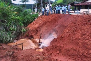 Rompimento de adutora interrompe abastecimento de água em João Monlevade