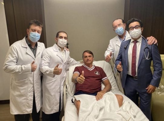 Bolsonaro publica foto com equipe médica e diz que recebeu alta do hospital