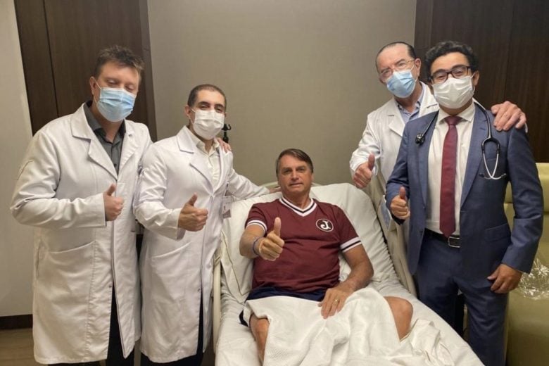 No Twitter, Bolsonaro afirma ter recebido alta e publica foto com equipe médica