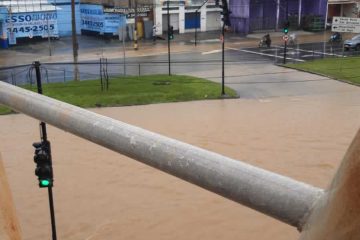 Avenida Cristiano Machado, em BH, fica alagada e trânsito no local deve ser evitado