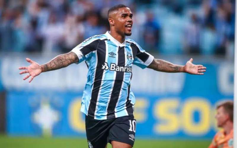 Clube desiste de Douglas Costa após atleta marcar festa na pré-temporada