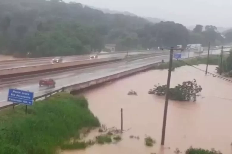 Pista cede e BR-381 é completamente interditada em Brumadinho