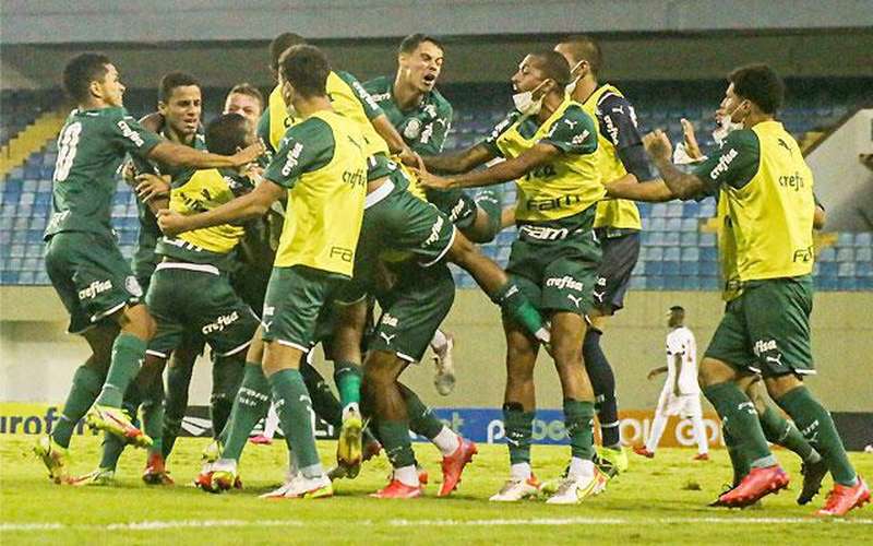 Palmeiras vai à final da Copinha em jogo que teve invasão e faca no gramado