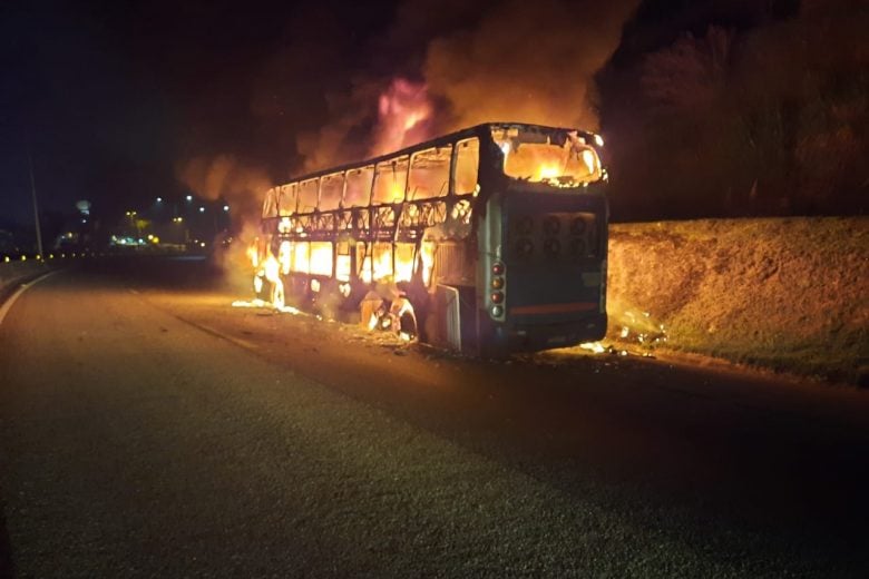 Incêndio em ônibus de turismo mobiliza bombeiros na BR-040