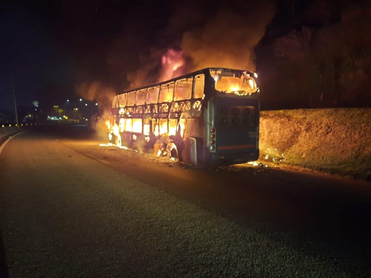 Incêndio em ônibus de turismo mobiliza bombeiros na BR-040