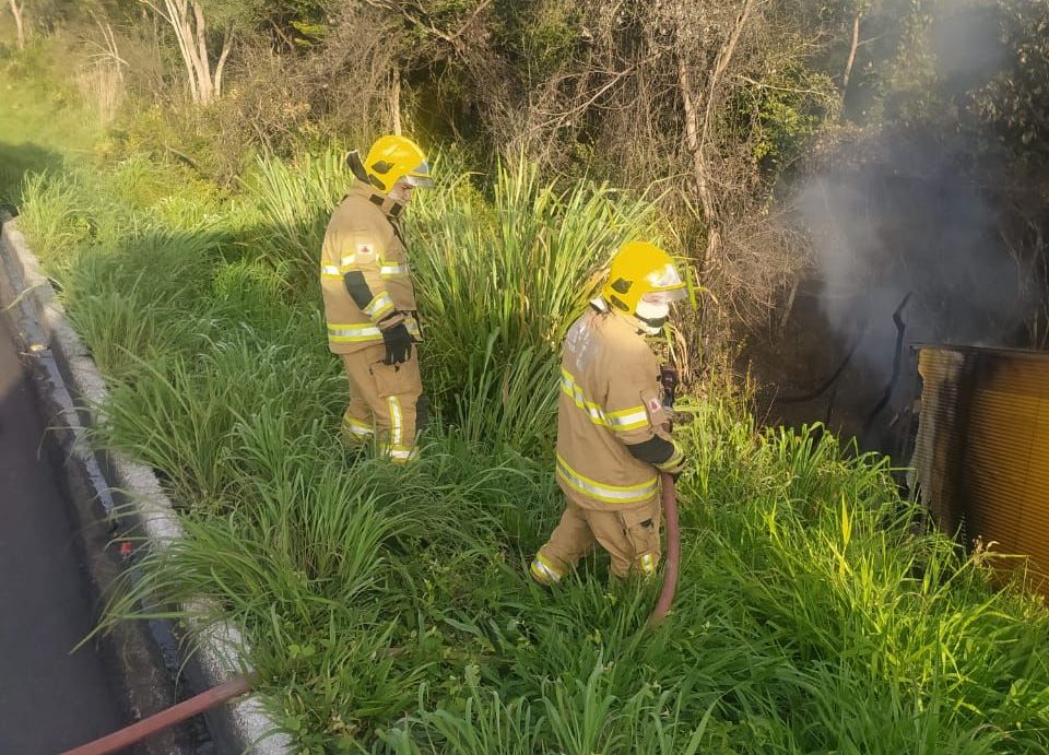 Caminhão dos Correios pega fogo e uma pessoa morre carbonizada