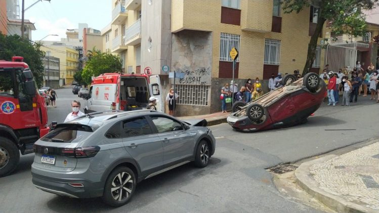 Carro capota após colisão com outro em Belo Horizonte