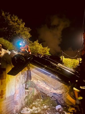 Motorista perdeu controle do carro e atingiu duas casas, em BH