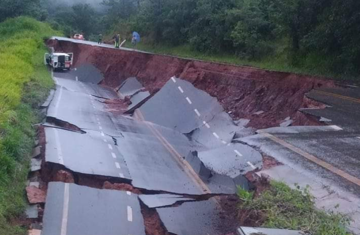 Estradas de Minas: cratera aberta em Carmo do Paranaíba e ponte em risco na BR-381