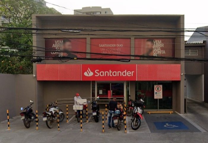 Banco vai pagar R$ 15 mil a cliente negro obrigado a ficar de cueca