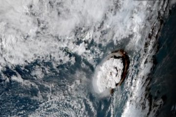 Oceano Pacífico: dois morrem no Peru devido a ondas anormais após erupção de vulcão em Tonga