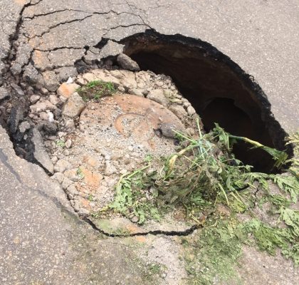 Atenção! Cratera se abre no meio da rua no bairro Paineiras, em Monlevade