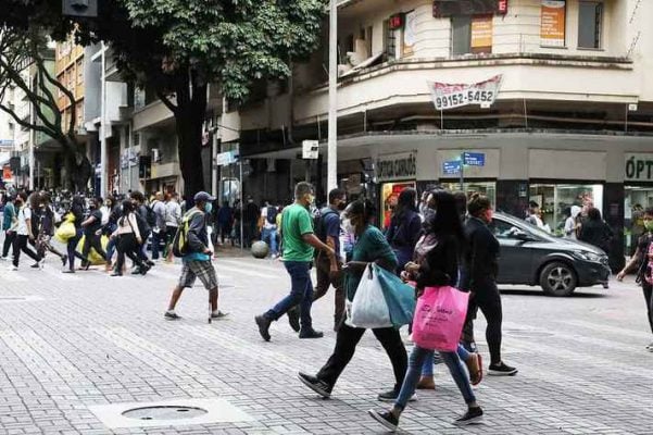 pessoas de máscara em bh- covid-19