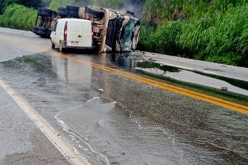 Acidente: carreta tomba, derrama óleo na pista e interdita BR-381