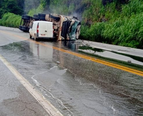 Acidente: carreta tomba, derrama óleo na pista e interdita BR-381