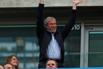 Venda do Chelsea é confirmada e Roman Abramovich se despede da equipe londrina
