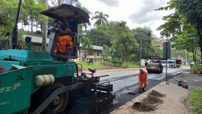 Com inúmeros buracos, Prefeitura de Monlevade dá início a recapeamento na avenida Getúlio Vargas