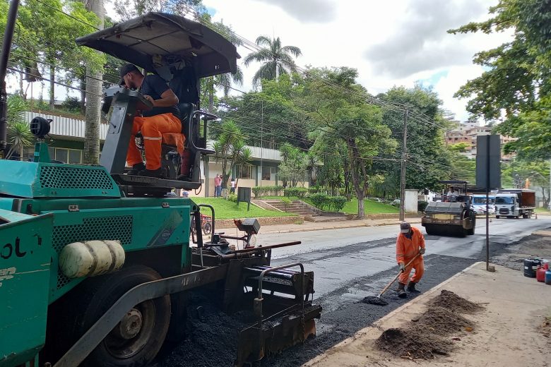 Com inúmeros buracos, Prefeitura dá início a recapeamento na avenida Getúlio Vargas