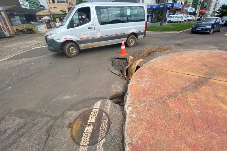 Erosão próxima à rotatória coloca motoristas em alerta na Esplanada da Estação