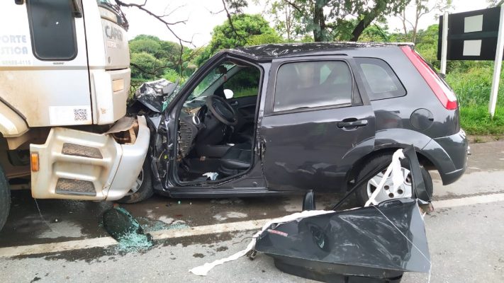 Carro e caminhão batem de frente na BR-135, em Buenópolis; veja fotos