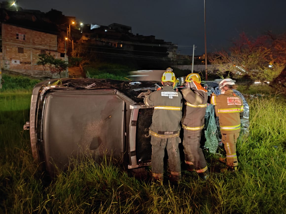 carro capotou na via expressa