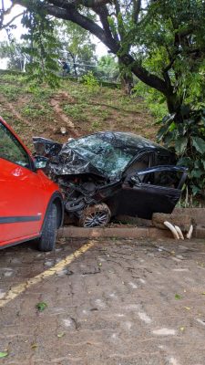 motorista perdeu o controle do carro e invadiu condomínio