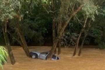 Enchente arrasta carro e mulher morre em Cataguases; chuva assusta motoristas em Santa Luzia