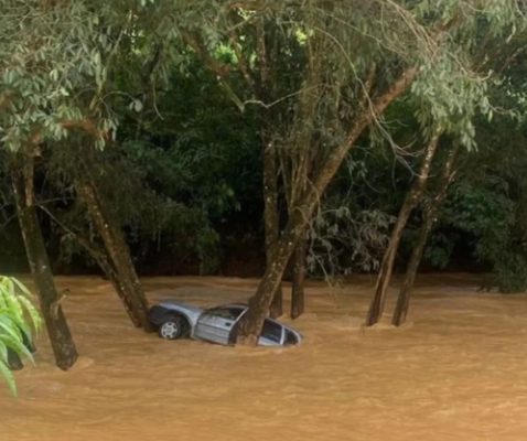 Enchente arrasta carro e mulher morre em Cataguases; chuva assusta motoristas em Santa Luzia