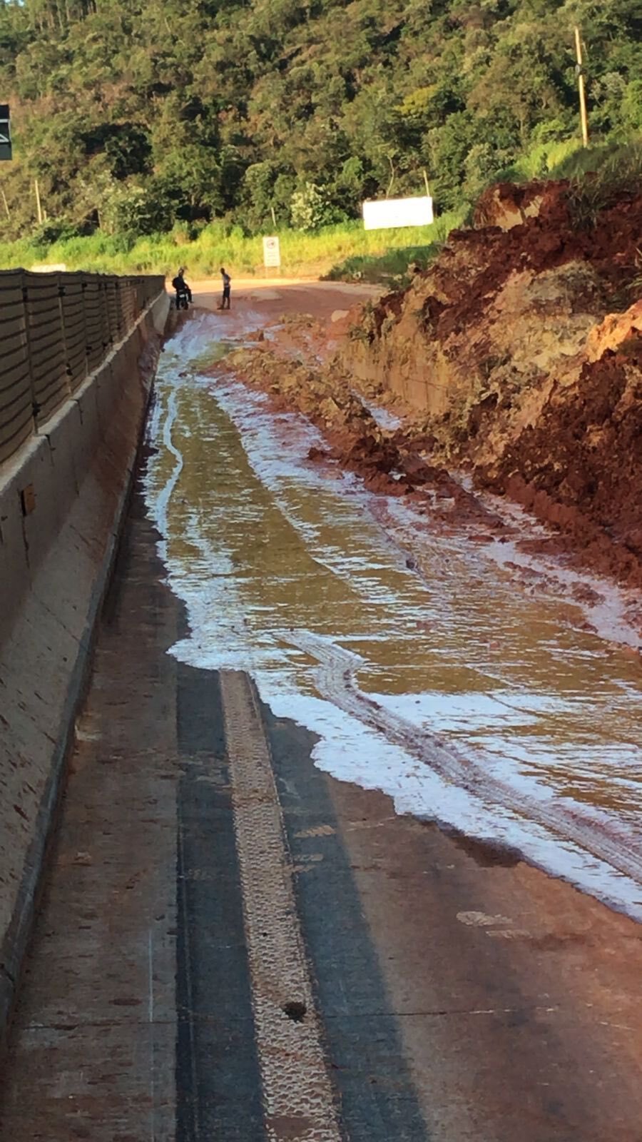 queda de barreira na BR 381