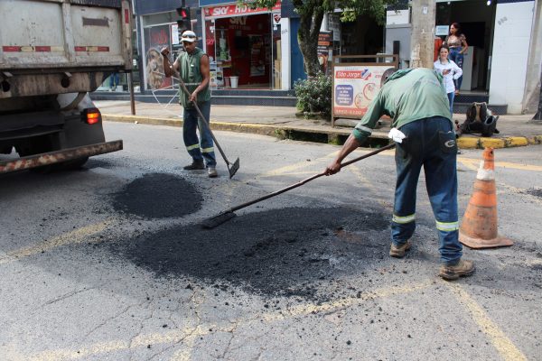 Com fortes chuvas recentes, Prefeitura de Monlevade retorna operação tapa buracos