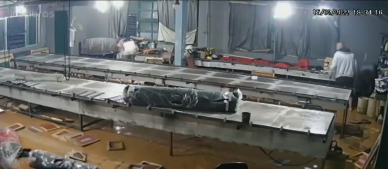 Em Petrópolis, piso de estamparia desaba; assista ao vídeo