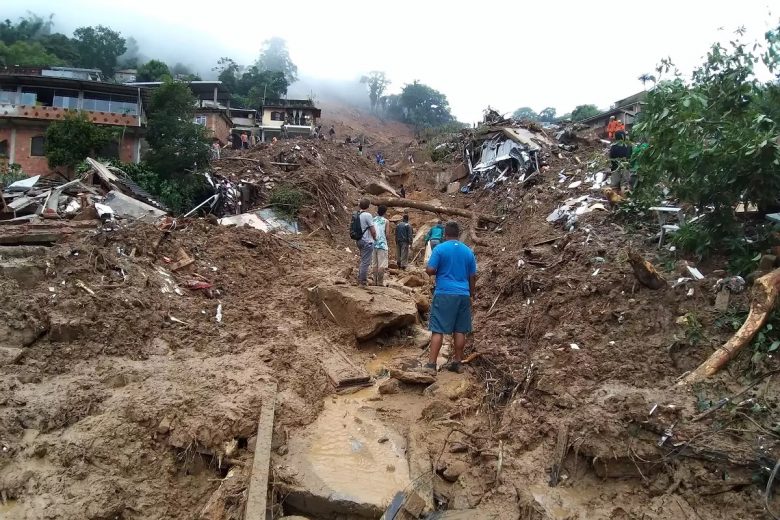 Petrópolis: Defesa Civil mantém alerta para risco alto de deslizamento