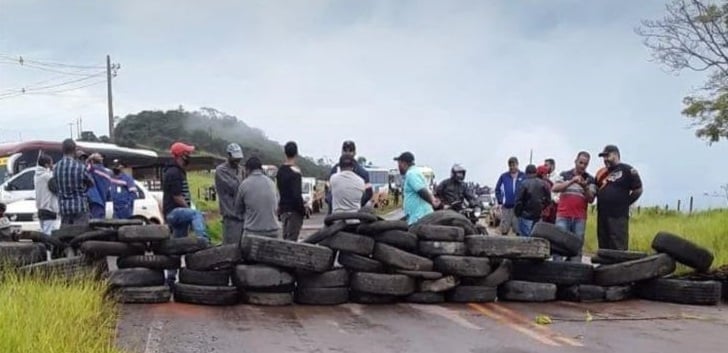 Manifestantes fecham a rodovia LMG 739 entre Congonhas do Norte e Conceição