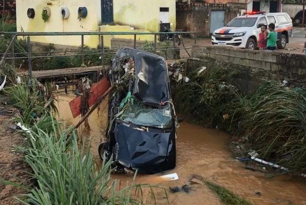 Enchente arrasta carro e mulher morre em Cataguases; chuva assusta motoristas em Santa Luzia