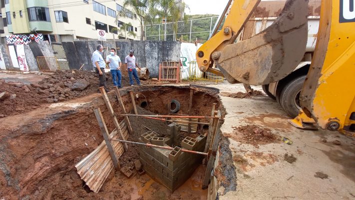 Após buraco abrir no meio da pista, Prefeitura de Monlevade faz obra na Castelo Branco para recuperação de rede pluvial