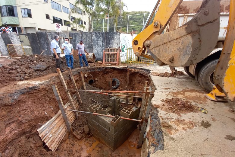 Após buraco abrir no meio da pista, Prefeitura de Monlevade faz obra na Castelo Branco para recuperação de rede pluvial