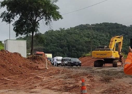 Trânsito é liberado no desvio construído na BR-381, em Nova Era