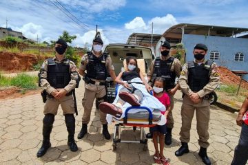 Após recuperar grave acidente, adolescente é recepcionada por equipe policial em São Domingos do Prata