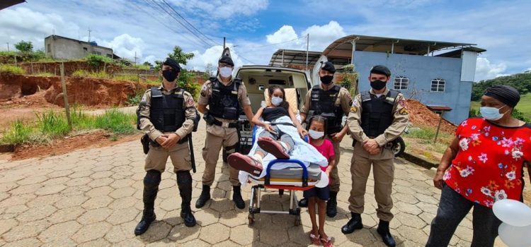 Após recuperar grave acidente, adolescente é recepcionada por equipe policial em São Domingos do Prata