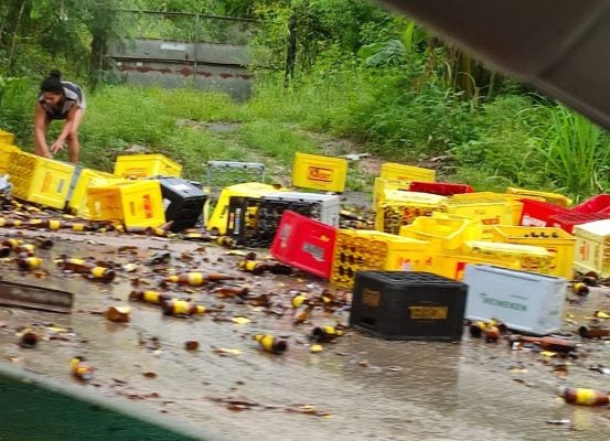 Caminhão carregado com cerveja tomba e tem carga saqueada na BR-381