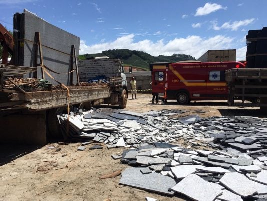 acidente-com-pedra-de-marmore-deixa-um-morto-e-outro-ferido