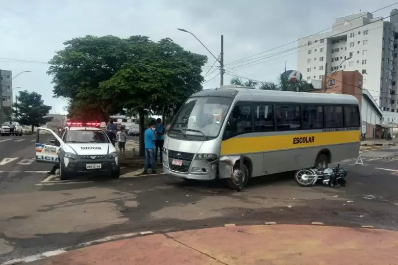 Motociclista é socorrido em estado grave após acidente em Itabira