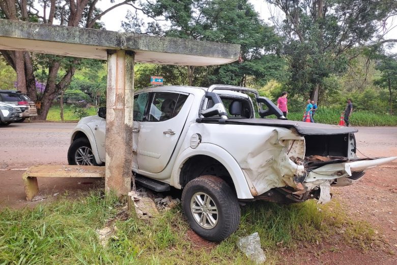 Três pessoas ficam feridas em acidente na MG-129, em Itabira