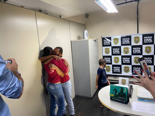Mulher encontra irmã depois de iniciar buscas pela biológica