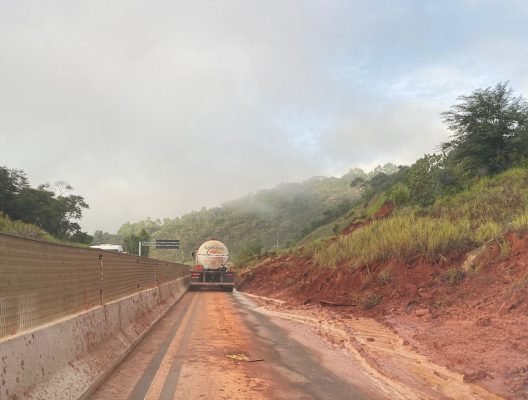 Deslizamento de terra na BR-381: no carrinho de mão, já tinha resolvido