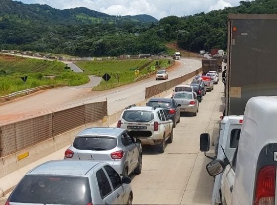 BR-381 segue congestionada nesta quarta-feira, em Bom Jesus do Amparo