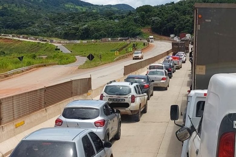 BR-381 segue congestionada nesta quarta-feira, em Bom Jesus do Amparo